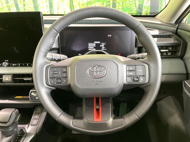 �C���e���A�ɍ��킹���f�U�C���̃X�e�A�����O�́A�^�]�������̂��Ƃ��l���A�^�]���₷���`��A�傫���ł��B�����x�A���ۂɐG���Ă��m���߂��������B