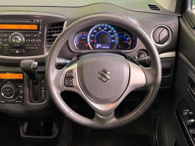 �C���e���A�ɍ��킹���f�U�C���̃X�e�A�����O�́A�^�]�������̂��Ƃ��l���A�^�]���₷���`��A�傫���ł��B�����x�A���ۂɐG���Ă��m���߂��������B