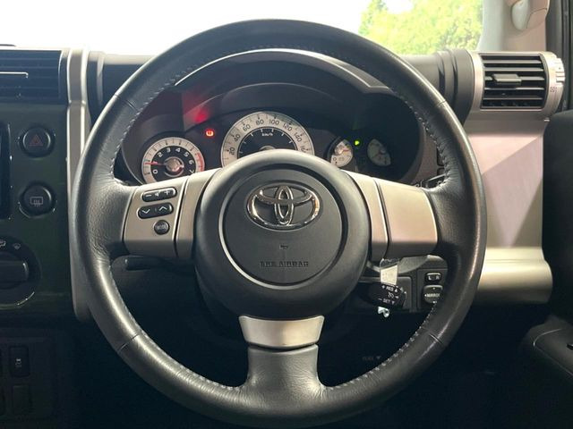 �C���e���A�ɍ��킹���f�U�C���̃X�e�A�����O�́A�^�]�������̂��Ƃ��l���A�^�]���₷���`��A�傫���ł��B�����x�A���ۂɐG���Ă��m���߂��������B