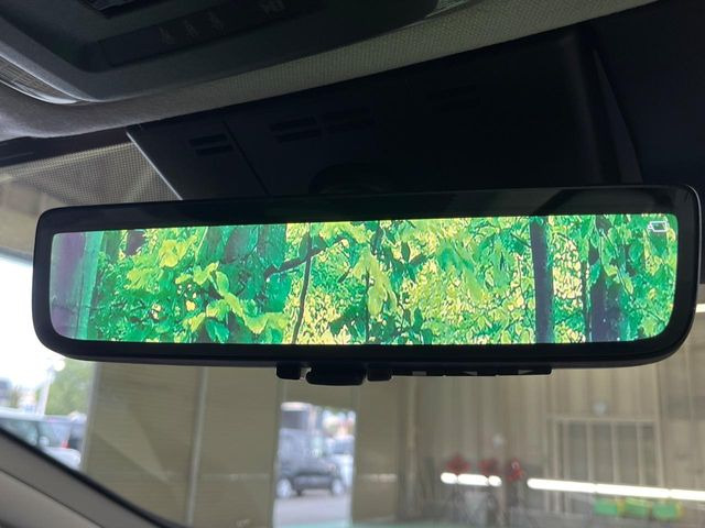 【デジタルインナーミラー】後席の大きな荷物や同乗者で後方が確認しづらい時でも安心!カメラが撮影した車両後方の映像をルームミラー内に表示。クリアな視界で状況の確認が可能です!