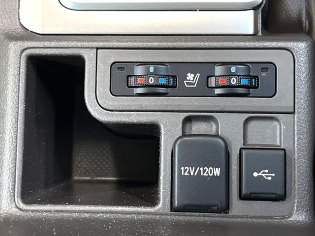 【シートヒーター&ベンチレーション】夏場は涼しい風でお尻や背中の熱やムレを防ぎ、冬はエアコンよりも早く温まってポカポカに!季節を問わず快適に過ごせます。