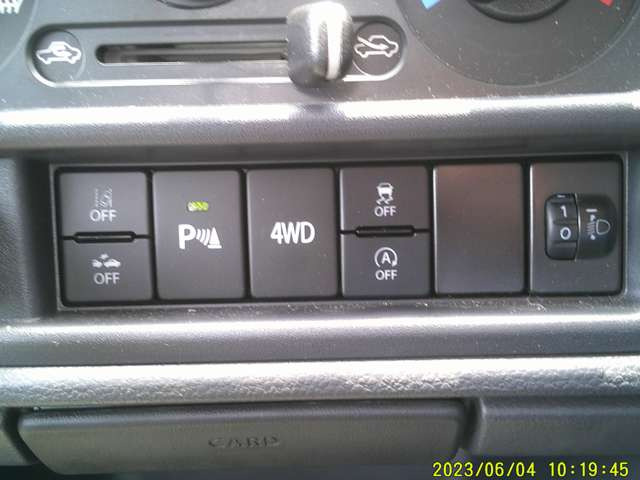 2WD&rArr;4WD�̐ؑւ����{�^��1�̃J���^������ł�!4WD���K�v�Ȏ��ȊO��2WD�ő��s�ł��܂�!