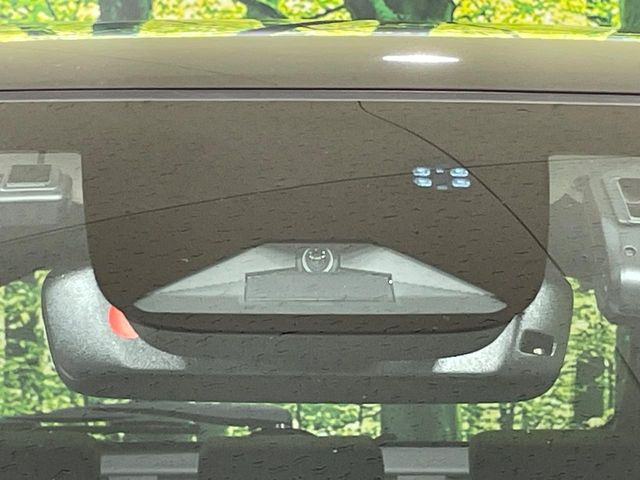 【ホンダセンシング】走行中に前方の車両等を認識し、衝突しそうな時は警報とブレーキで衝突回避と被害軽減をアシスト。より安全にドライブをお楽しみいただけます。
