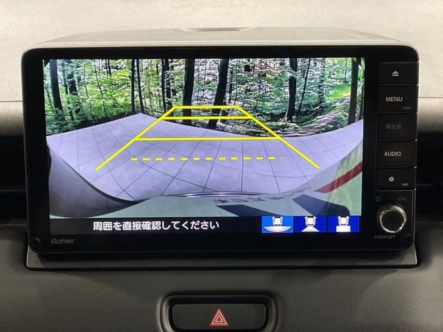 【バックカメラ】駐車時に後方がリアルタイム映像で確認できます。大型商業施設や立体駐車場での駐車時や、夜間のバック時に大活躍!運転スキルに関わらず、今や必須となった装備のひとつです!