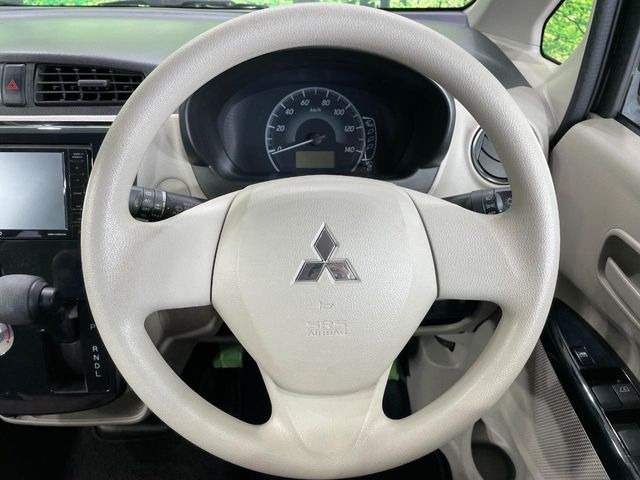 �C���e���A�ɍ��킹���f�U�C���̃X�e�A�����O�́A�^�]�������̂��Ƃ��l���A�^�]���₷���`��A�傫���ł��B�����x�A���ۂɐG���Ă��m���߂��������B