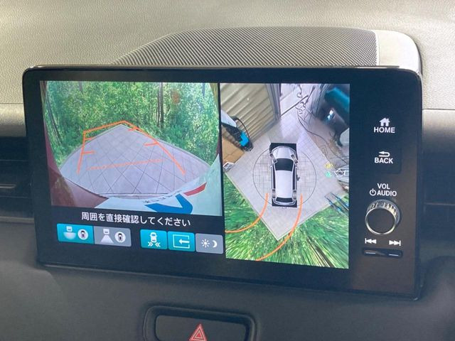 【マルチビューカメラシステム】専用のカメラにより、上から見下ろしたような視点で360度クルマの周囲を確認することができます☆死角部分も確認しやすく、狭い場所での切り返しや駐車もスムーズに行えます。