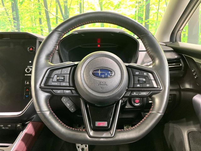 �C���e���A�ɍ��킹���f�U�C���̃X�e�A�����O�́A�^�]�������̂��Ƃ��l���A�^�]���₷���`��A�傫���ł��B�����x�A���ۂɐG���Ă��m���߂��������B
