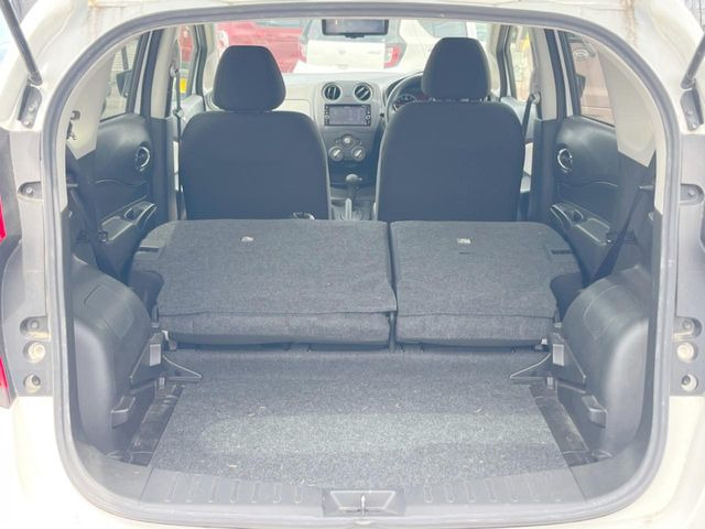 普段のお買い物や通勤、送迎等に十分な荷室スペースを確保しております。セカンドシートを倒すと、大きな荷物の積載も可能です♪
