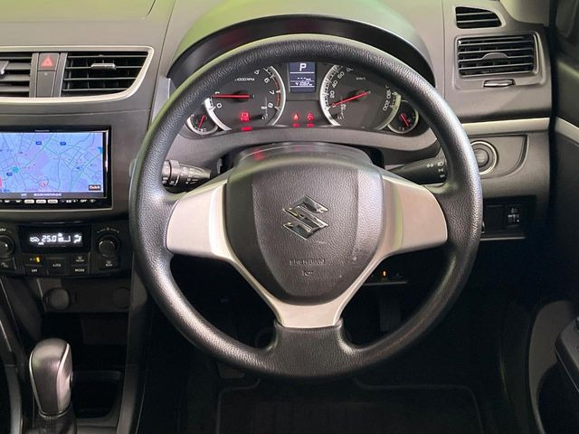 �C���e���A�ɍ��킹���f�U�C���̃X�e�A�����O�́A�^�]�������̂��Ƃ��l���A�^�]���₷���`��A�傫���ł��B�����x�A���ۂɐG���Ă��m���߂��������B