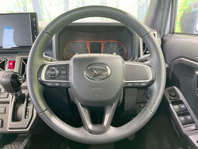 �C���e���A�ɍ��킹���f�U�C���̃X�e�A�����O�́A�^�]�������̂��Ƃ��l���A�^�]���₷���`��A�傫���ł��B�����x�A���ۂɐG���Ă��m���߂��������B