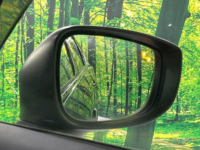 【ブラインドスポットモニタリング】走行中、ドアミラーの死角になりやすい箇所に後続車が接近するとサイドミラー付近に警告を表示、ドライバーに注意喚起をしてくれます。
