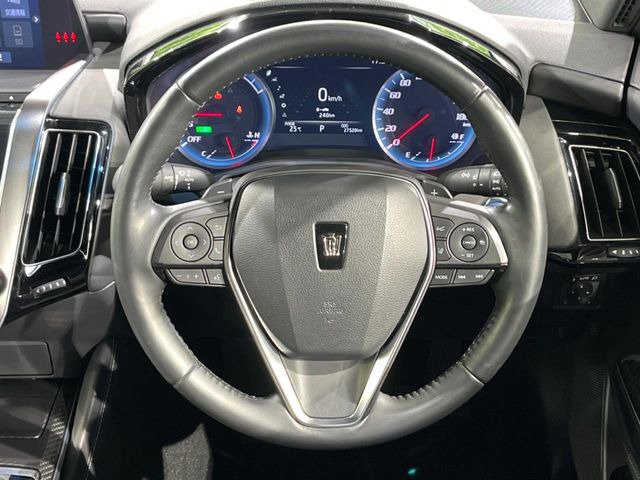 �C���e���A�ɍ��킹���f�U�C���̃X�e�A�����O�́A�^�]�������̂��Ƃ��l���A�^�]���₷���`��A�傫���ł��B�����x�A���ۂɐG���Ă��m���߂��������B