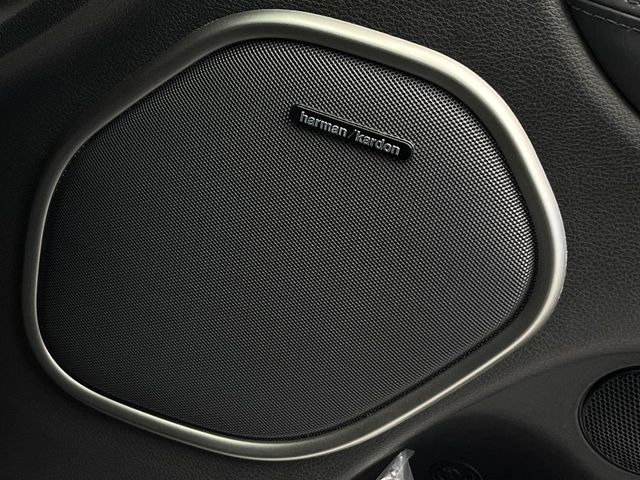 ��harman/kardon�T�E���h�V�X�e��:�I�[�f�B�I��僁�[�J�[����|����v���~�A���X�s�[�J�[�𑕔��B�����̃X�s�[�J�[����A���̗������܂ŕ����鍂�i���ȉ��y�����y���݂��������܂��B