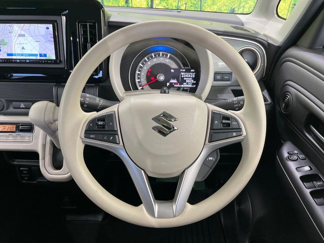 �C���e���A�ɍ��킹���f�U�C���̃X�e�A�����O�́A�^�]�������̂��Ƃ��l���A�^�]���₷���`��A�傫���ł��B�����x�A���ۂɐG���Ă��m���߂��������B