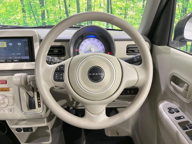 �C���e���A�ɍ��킹���f�U�C���̃X�e�A�����O�́A�^�]�������̂��Ƃ��l���A�^�]���₷���`��A�傫���ł��B�����x�A���ۂɐG���Ă��m���߂��������B