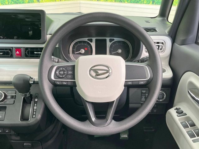 �C���e���A�ɍ��킹���f�U�C���̃X�e�A�����O�́A�^�]�������̂��Ƃ��l���A�^�]���₷���`��A�傫���ł��B�����x�A���ۂɐG���Ă��m���߂��������B