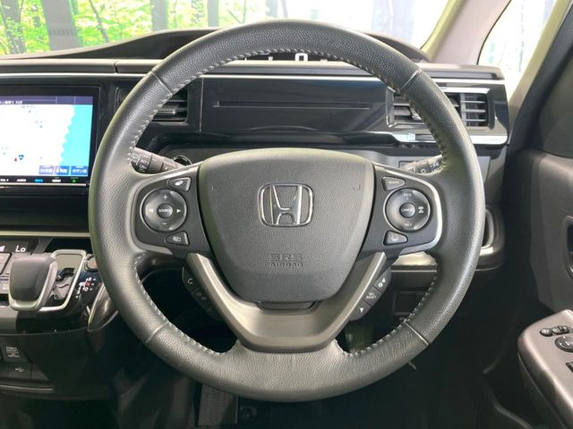�C���e���A�ɍ��킹���f�U�C���̃X�e�A�����O�́A�^�]�������̂��Ƃ��l���A�^�]���₷���`��A�傫���ł��B�����x�A���ۂɐG���Ă��m���߂��������B