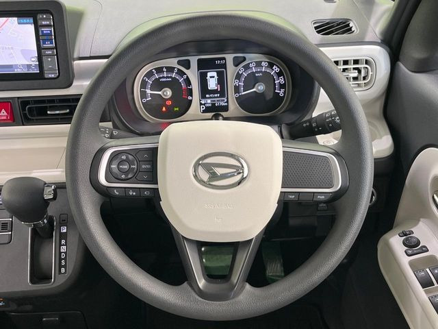 �C���e���A�ɍ��킹���f�U�C���̃X�e�A�����O�́A�^�]�������̂��Ƃ��l���A�^�]���₷���`��A�傫���ł��B�����x�A���ۂɐG���Ă��m���߂��������B