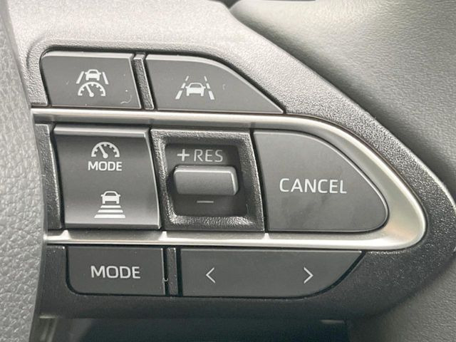 【レーダークルーズコントロール】高速道路での長距離走行が楽に!!自動で速度を保つクルーズコントロールが、衝突軽減システムと連携し、前方の車両を感知して車間を保つように速度調節してくれます!!