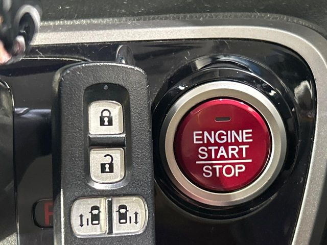 �yHonda�X�}�[�g�L�[�z�J�o����|�P�b�g�ɓ��ꂽ�܂܂ł��h�A�̎{���E�������\�ȃX�}�[�g�L�[�𑕔��B�G���W���̃I���E�I�t�����J�M�����o���K�v����������Ƃ��Ă��֗��ł���