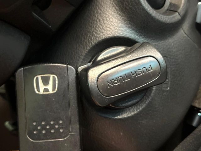 �yHonda�X�}�[�g�L�[�z�J�o����|�P�b�g�ɓ��ꂽ�܂܂ł��h�A�̎{���E�������\�ȃX�}�[�g�L�[�𑕔��B�G���W���̃I���E�I�t�����J�M�����o���K�v����������Ƃ��Ă��֗��ł���