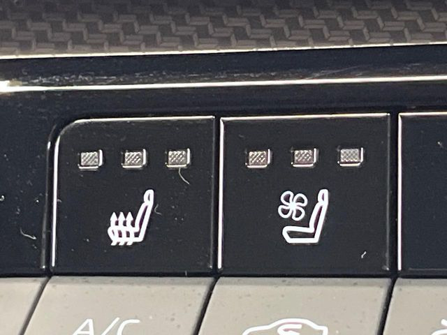 【シートヒーター&ベンチレーション】夏場は涼しい風でお尻や背中の熱やムレを防ぎ、冬はエアコンよりも早く温まってポカポカに!季節を問わず快適に過ごせます。