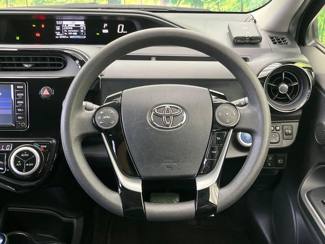 �C���e���A�ɍ��킹���f�U�C���̃X�e�A�����O�́A�^�]�������̂��Ƃ��l���A�^�]���₷���`��A�傫���ł��B�����x�A���ۂɐG���Ă��m���߂��������B