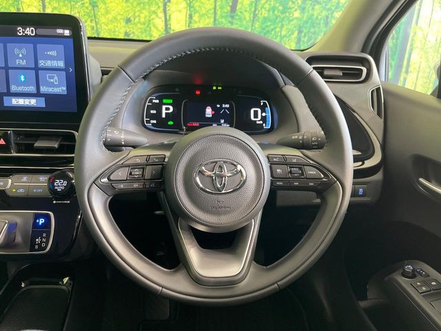 �C���e���A�ɍ��킹���f�U�C���̃X�e�A�����O�́A�^�]�������̂��Ƃ��l���A�^�]���₷���`��A�傫���ł��B�����x�A���ۂɐG���Ă��m���߂��������B
