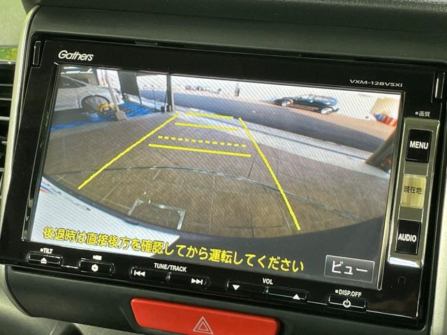 【バックカメラ】駐車時に後方がリアルタイム映像で確認できます。大型商業施設や立体駐車場での駐車時や、夜間のバック時に大活躍!運転スキルに関わらず、今や必須となった装備のひとつです!