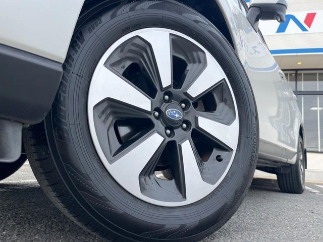 �y����17�C���`�A���~�z�C�[���z�O�ςɃ}�b�`���������A���~�z�C�[���𑕒����Ă���܂��B�e��ЊO�A���~�z�C�[����A�X�^�b�h���X�^�C�����戵�����Ă���܂��B���񂲑��k����������