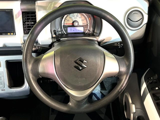 インテリアに合わせたデザインのステアリングは、運転される方のことも考え、運転しやすい形状、大きさです。是非一度、実際に触ってお確かめください。