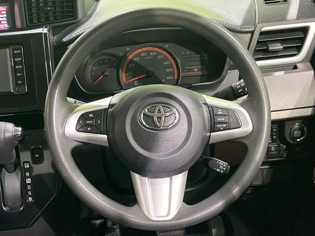 �C���e���A�ɍ��킹���f�U�C���̃X�e�A�����O�́A�^�]�������̂��Ƃ��l���A�^�]���₷���`��A�傫���ł��B�����x�A���ۂɐG���Ă��m���߂��������B