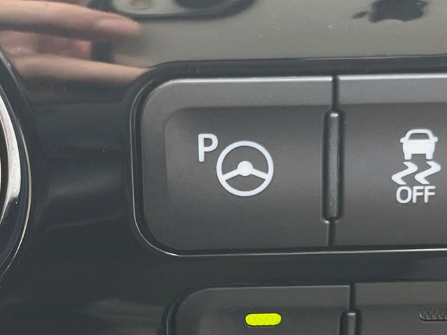 【駐車支援システム】駐車スペースを検知し、スムーズな駐車をアシスト。狭いスペースへの駐車など、駐車に自信の無い方におすすめの機能です♪
