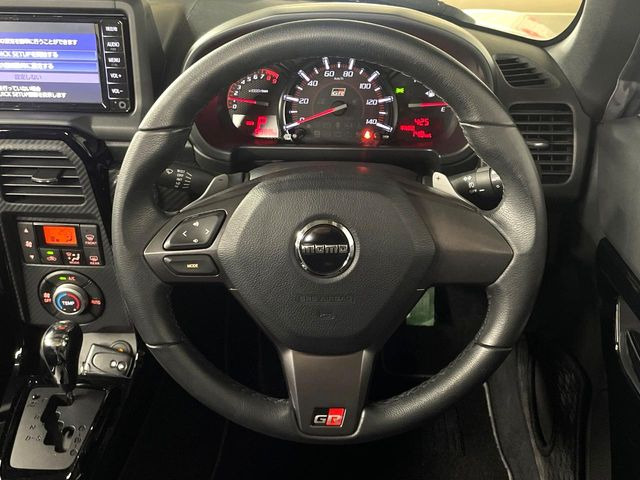 �C���e���A�ɍ��킹���f�U�C���̃X�e�A�����O�́A�^�]�������̂��Ƃ��l���A�^�]���₷���`��A�傫���ł��B�����x�A���ۂɐG���Ă��m���߂��������B