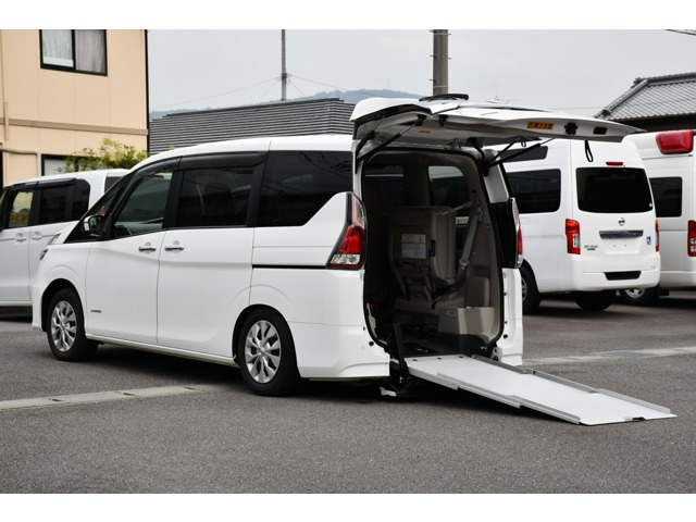 セレナ2.0 X チェアキャブ スロープタイプ 車いす2名仕様