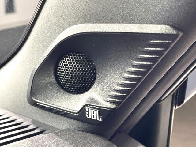 �yJBL�T�E���h�V�X�e���z���[�J�[�I�v�V�����̍��i�ʃT�E���h�V�X�e���𓋍ځB��p�̃`���[�j���O���{���ꂽ�召�l�X�ȃX�s�[�J�[����ǎ��ȃT�E���h���t�ł��A�Տꊴ���ӂ�鉹����Ԃ����o���܂��B