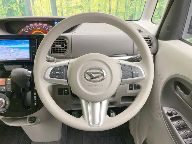 �C���e���A�ɍ��킹���f�U�C���̃X�e�A�����O�́A�^�]�������̂��Ƃ��l���A�^�]���₷���`��A�傫���ł��B�����x�A���ۂɐG���Ă��m���߂��������B