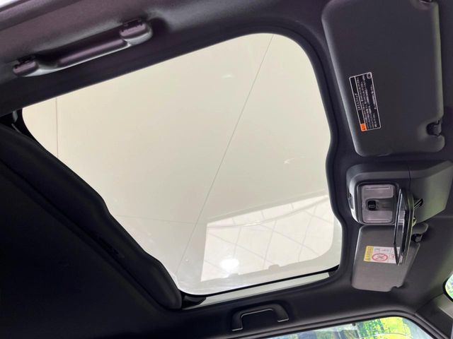 【ガラスルーフ】ガラスルーフ搭載で車内の解放感が一気にアップ!開放的なドライブをお楽しみいただけます。
