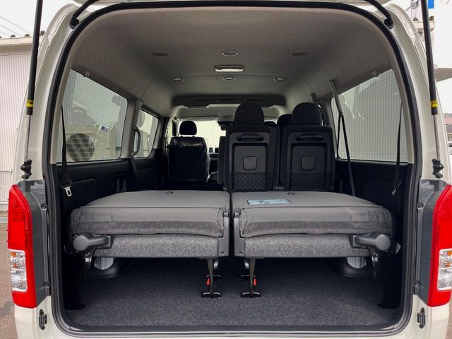 普段のお買い物や通勤、送迎等に十分な荷室スペースを確保しております。セカンドシートを倒すと、大きな荷物の積載も可能です♪