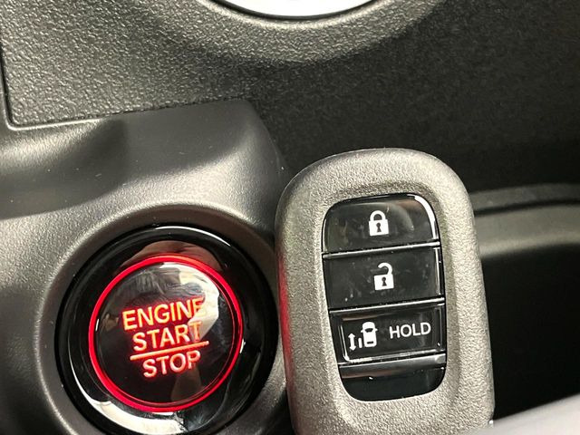 �yHonda�X�}�[�g�L�[�z�J�o����|�P�b�g�ɓ��ꂽ�܂܂ł��h�A�̎{���E�������\�ȃX�}�[�g�L�[�𑕔��B�G���W���̃I���E�I�t�����J�M�����o���K�v����������Ƃ��Ă��֗��ł���