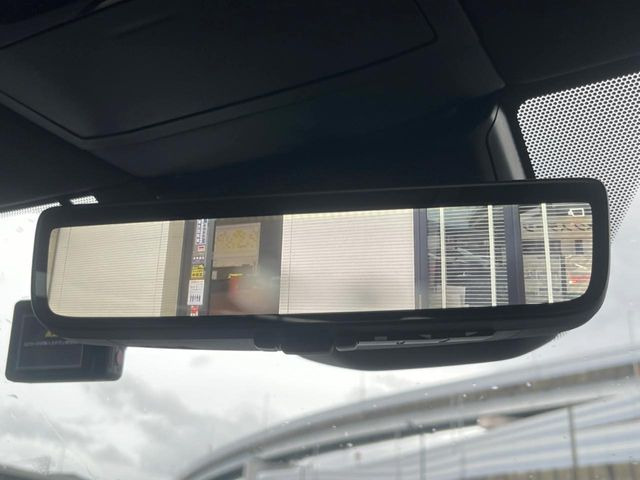 【デジタルインナーミラー】後席の大きな荷物や同乗者で後方が確認しづらい時でも安心!カメラが撮影した車両後方の映像をルームミラー内に表示。クリアな視界で状況の確認が可能です!
