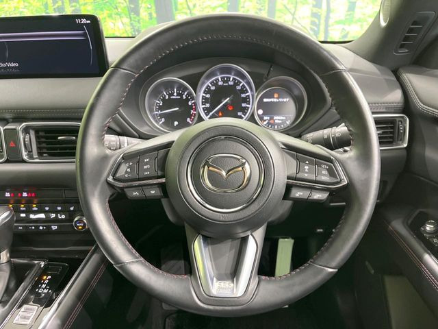 �C���e���A�ɍ��킹���f�U�C���̃X�e�A�����O�́A�^�]�������̂��Ƃ��l���A�^�]���₷���`��A�傫���ł��B�����x�A���ۂɐG���Ă��m���߂��������B