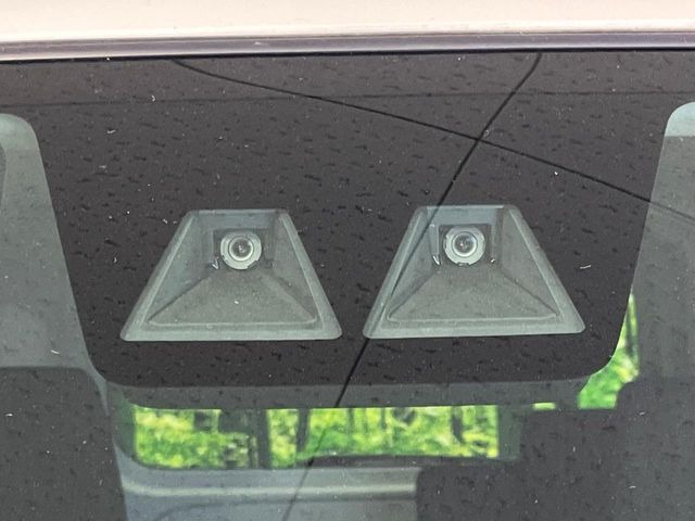 【スマートアシスト】走行中に前方の車両等を認識し、衝突しそうな時は警報とブレーキで衝突回避と被害軽減をアシスト。より安全にドライブをお楽しみいただけます。