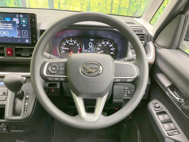 �C���e���A�ɍ��킹���f�U�C���̃X�e�A�����O�́A�^�]�������̂��Ƃ��l���A�^�]���₷���`��A�傫���ł��B�����x�A���ۂɐG���Ă��m���߂��������B