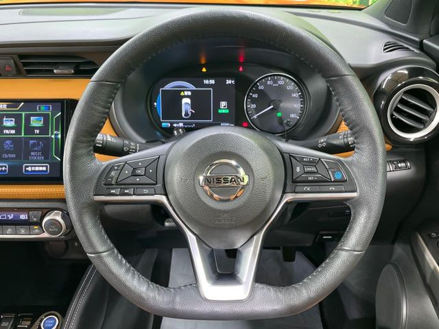�C���e���A�ɍ��킹���f�U�C���̃X�e�A�����O�́A�^�]�������̂��Ƃ��l���A�^�]���₷���`��A�傫���ł��B�����x�A���ۂɐG���Ă��m���߂��������B