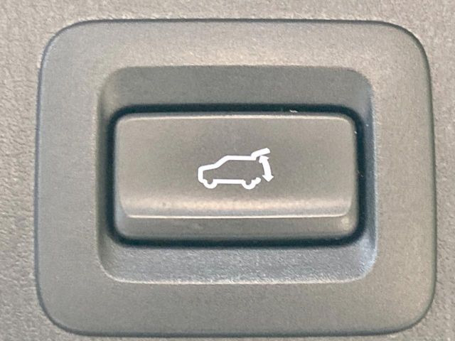 【パワーバックドア】スマートキーや運転席のボタンを押すだけでリアゲートが自動で開閉します!荷物を持っている時や、高い位置にあるバックドアを閉める際に便利な機能です♪