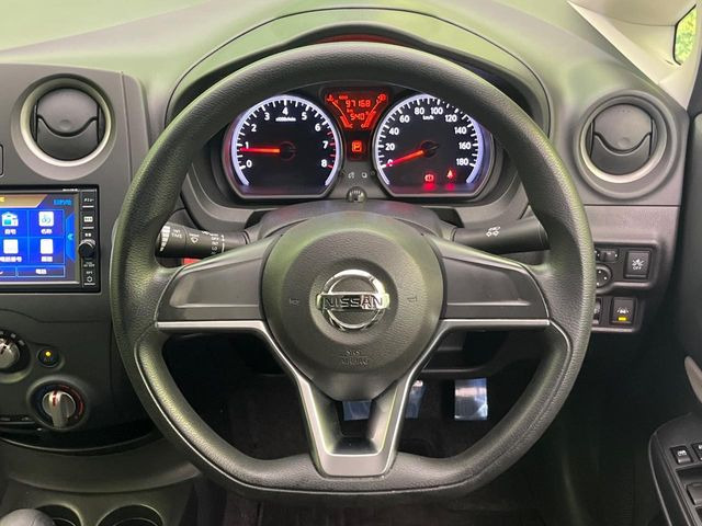 �C���e���A�ɍ��킹���f�U�C���̃X�e�A�����O�́A�^�]�������̂��Ƃ��l���A�^�]���₷���`��A�傫���ł��B�����x�A���ۂɐG���Ă��m���߂��������B