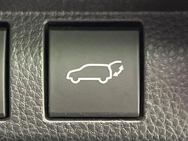 【パワーバックドア】スマートキーや運転席のボタンを押すだけでリアゲートが自動で開閉します!荷物を持っている時や、高い位置にあるバックドアを閉める際に便利な機能です♪