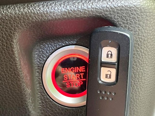 �yHonda�X�}�[�g�L�[�z�J�o����|�P�b�g�ɓ��ꂽ�܂܂ł��h�A�̎{���E�������\�ȃX�}�[�g�L�[�𑕔��B�G���W���̃I���E�I�t�����J�M�����o���K�v����������Ƃ��Ă��֗��ł���
