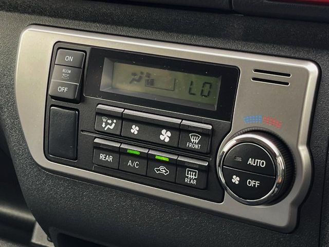 【オートエアコン】一度お好みの温度に設定すれば、車内の温度を検知し風量や温度を自動で調整。暑い&hellip;寒い&hellip;と何度もスイッチ操作をする必要はありません。快適な車内空間には必須の機能ですね♪